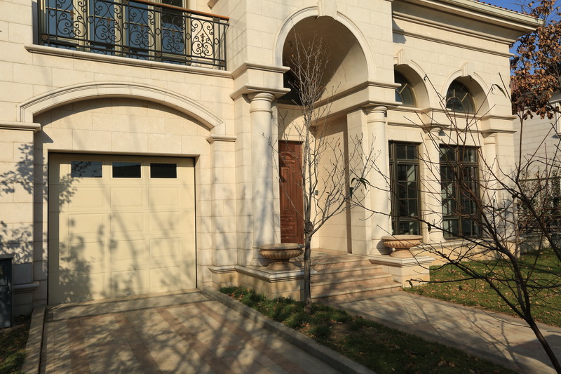 電動車庫門的安裝步驟