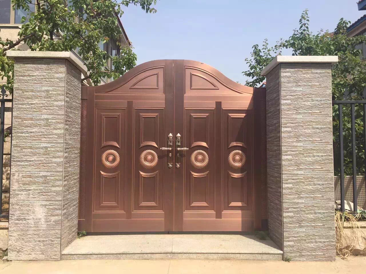 別墅鑄銅大門(mén)的清理方法