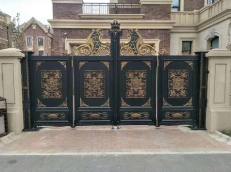 豪華別墅區安裝鑄鋁鋁藝大門的四大優勢